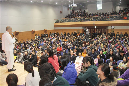 뉴스사천에서 마련한 도올 김용옥 선생 초청 인문특강이 지난 25일 사천시청 대강당에서 시민 600여 명이 함께한 가운데 성황리에 열렸다. 
