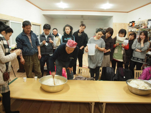  교육 과정 중 전통주인 '향온주' 빚기 실습 모습