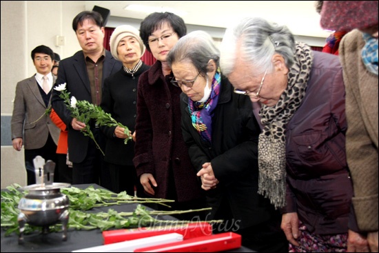  '일본군위안부할머니와함께하는창원시민모임'과 민주노총 경남본부는 1일 오전 창원노동회관에서 "93주년 3.1절 맞이 일본군위안부 문제 조속해결 촉구 결의대회"를 열었다. 사진은 헌화하는 모습.