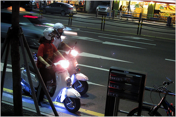 연인이 오토바이를 타고 즐기는 모습, 연인들끼리 같은 종류의 오토바이를 즐기는 커플이 늘고 있다.
