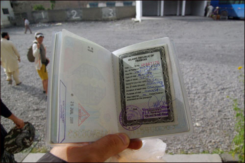손으로 직접 써 여권에 붙여주는 파키스탄 비자. 그들의 친절이 담겨 있어 의미 깊은 추억으로 기억 된다.
