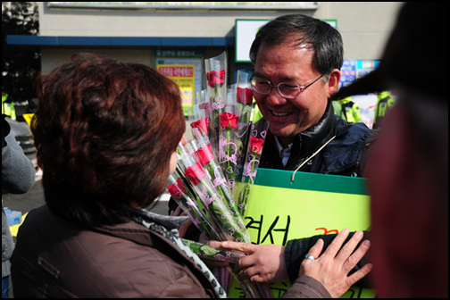 지지방문한 시민이  단식 농성 중인 남양주 갑 양홍관 후보에게 꽃을 전달하고 있다.