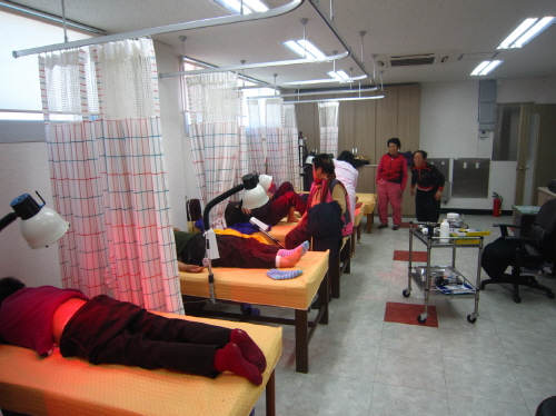 어르신들이 남양보건지소에서 한방치료를 받고 있다.