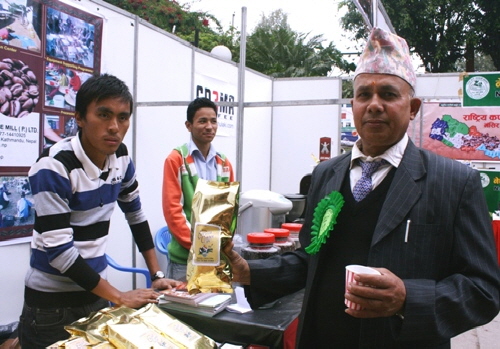 네팔 커피 생산자 조합들이 결성한 협회의 임원이다. 그는 자신의 지역 커피조합에 커피를 선전하고 있다.
