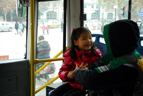 시간적인 여유가 있으면 1원(한화 약 200원)짜리 시내버스를 타고 남경 시내를 돌아다녔다. 친절한 중국인들로부터 자리를 양보 받았고, 아이들은 마냥 신나 했다.