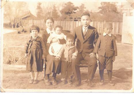 (부인 김공순 여사, 오른쪽부터 장남 억세, 가운데 대세, 어린아이 한세, 장녀 세영) 1939년 12월 24일 결혼 10주년기념으로 찍음.
