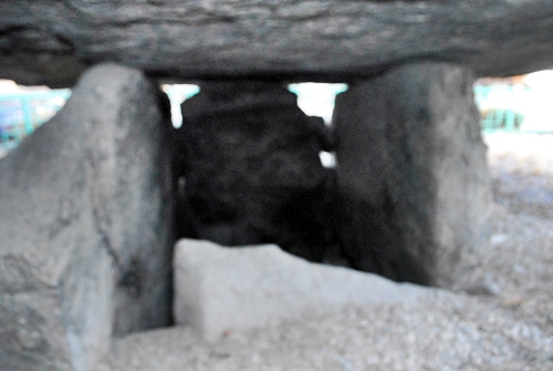 사방의 굄돌이 남아있는 자작리 지석묘  