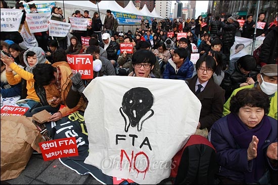 3일 오후 서울 청계광장에서 열린 '한미FTA 발효 저지'를 위한 집회에서 참석한 시민들이 각자 준비해온 피켓을 들고 참여하고 있다. 구호를 외치고 있다.