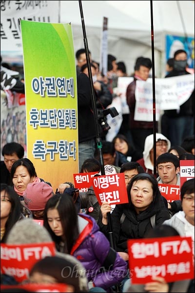 3일 오후 서울 청계광장에서 열린 '한미FTA 발효 저지'를 위한 집회에서 야권연대를 촉구하는 현수막이 집회장에 세워져 있다.
