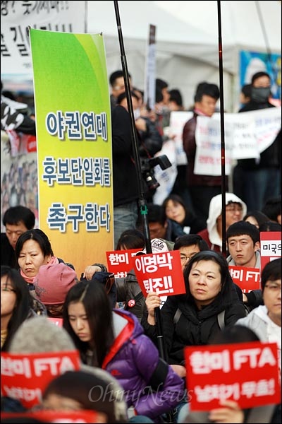  3일 오후 서울 청계광장에서 열린 '한미FTA 발효 저지'를 위한 집회에서 야권연대를 촉구하는 현수막이 집회장에 세워져 있다.