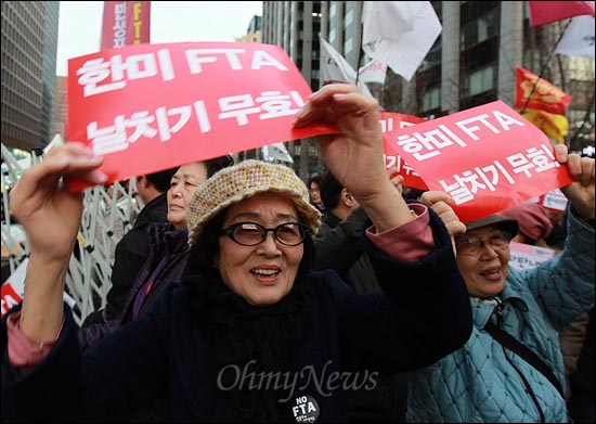 3일 오후 서울 청계광장에서 열린 '한미FTA 폐기 국민승리 촛불대회'에서 참석자들이  손피켓을 높이 들며 노래를 함께 부르고 있다.
