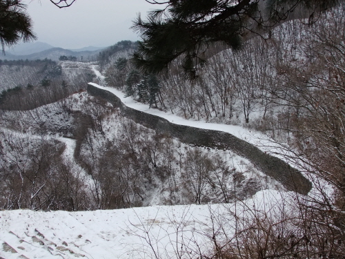  복원된 금봉산성 북벽