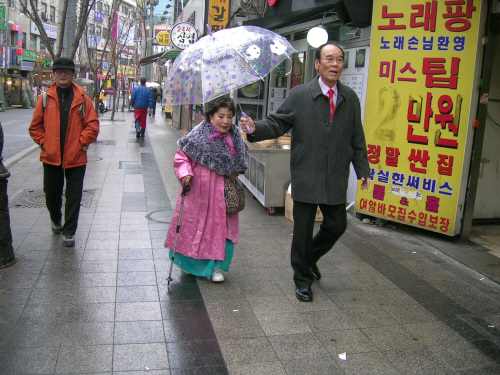 금사향  가수 김광남 씨가 금사향 씨의 우산을 받쳐들고 정답게 나란히 걷고 있다. 