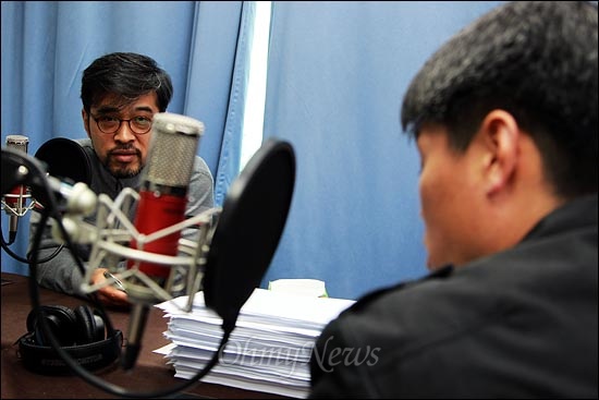 5일 오전 <오마이뉴스> 팟캐스트 방송 <이슈 털어주는 남자 김종배입니다>(이털남)에 출연한 장진수 전 국무총리실 공직윤리지원관실 주무관(뒷 모습).