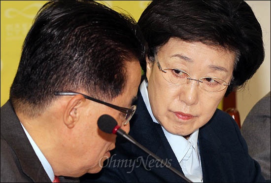 민주통합당 한명숙 대표가 3월 5일 오전 최고위원회의에서 박지원 최고위원의 얘기를 듣고 있다.