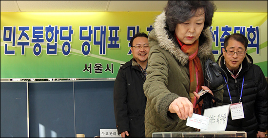 지난 1월 14일 오전 서울 충신동 종로구선거관리위원회에 마련된 투표소에서 한 시민이 민주통합당 당대표 및 최고위원 투표를 하고 있다. 