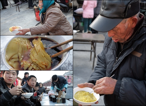 놘취안 마을의 전통 먹거리인 펀퉈. 완두를 재료로 묵처럼 만들어먹는 요리인데 젓가락으로 가로세로로 나누어 고추기름을 넣어 사발로 먹는다. 