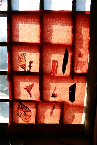 종이오리기 공예 젠즈는 창문 문양으로 잘 어울린다.