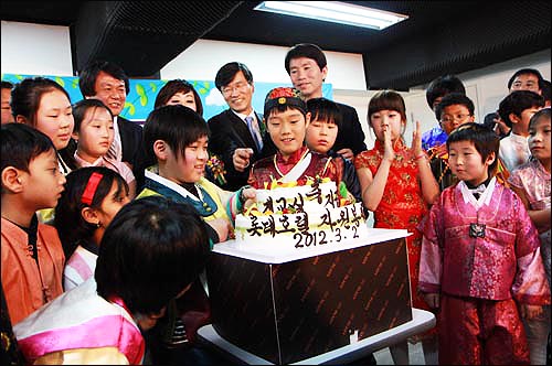김해성대표, 곽노현 교육감, 이인영 민주당 최고위원(뒷줄 좌측부터)이 지구촌학교 학생들과 함께 케이크 촛불을 끄고 있다.