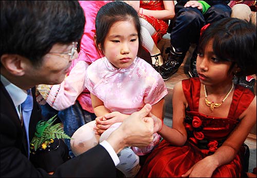 곽노현 교육감이 지구촌학교 학생들에게 엄마아빠 나라의 훌륭한 언어와 문화를 잊지말라고 부탁하면서 손도장을 찍고 있다.