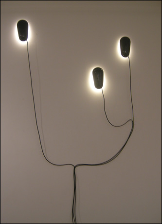 르낭과 에르완 부훌렉 형제(Ronan & Erwan Bouroullect 1971 & 1976) I '고동장식 5(Conques 5)' 유리와 벽 조각[아상블라주] 35×17×15cm 2010 
