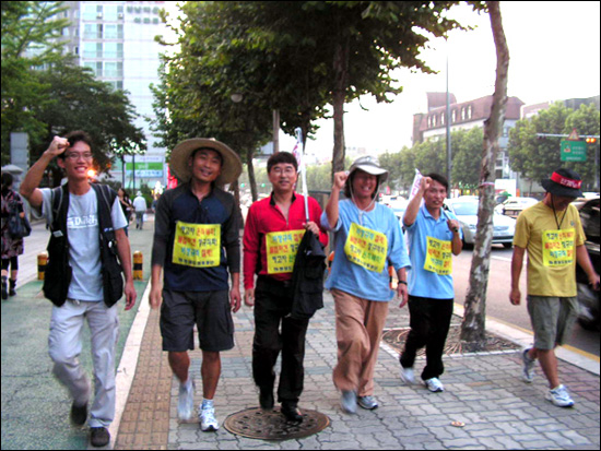 2007년 8월 27일, '1500리 행군'을 하고 있는 노동자들. 맨 오른쪽이 김준규.