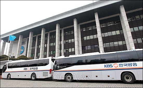  6일 오후 서울 여의도 KBS 본관에서 새노조 조합원들이 총파업 출정식을 진행하려하자, 사측이 버스로 차벽을 세워 출입을 통제하고 있다.