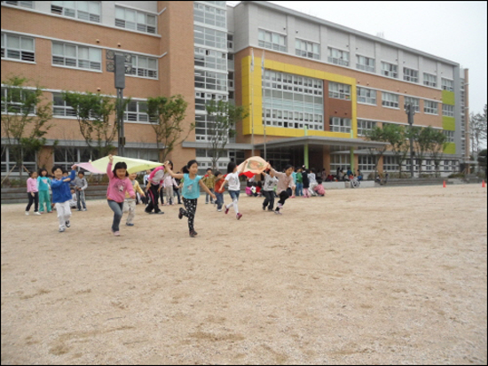 1학년 아이들이 운동장에 모여서 토요교과통합 체험학습 '가람빛 학교' 활동을 하고 있습니다.(20011년 6월 사진)