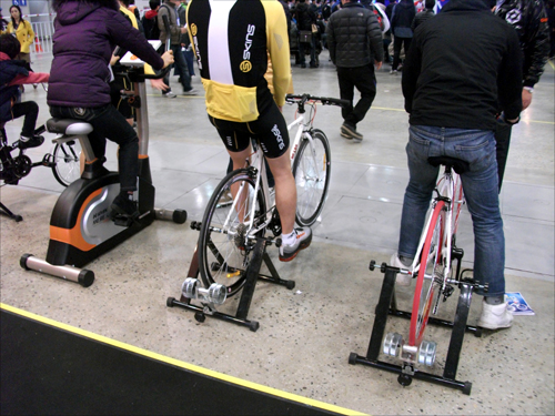 자전거는 기본 틀을 유지한 채 계속 발전 중이다. 앞으로 어떤 자전거가 나올 지 알 수 있다. 최근 열린 서울바이크쇼에서 선보인 기마형 자전거. 두 발을 동시에 돌리거나 한 발만 돌릴 수 있다.
