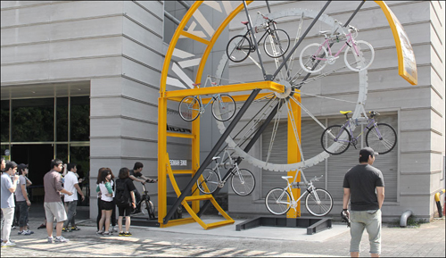 사람 힘만으로 움직이는 자전거 주차장. 뉴욕에서 활동중인 한국인 건축가 안지용·이상화씨가 디자인했다.  2010년 서울디자인올림픽 수상작.
