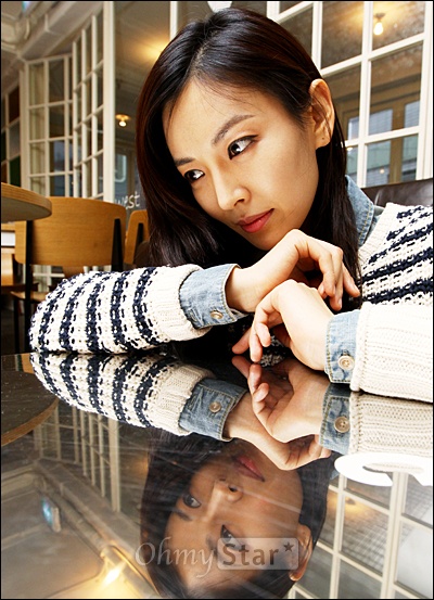  영화<가비>에서 따냐 역의 배우 김소연이 5일 오후 서울 삼청동의 한 카페에서 오마이스타와 만나 영화와 자신에 대한 이야기를 풀어낸 뒤 포즈를 취하고 있다.