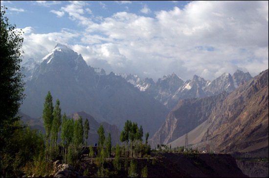 언덕에서 만난 파키스탄의 그림 같은 자연 풍경.