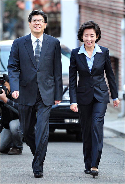 지난해 10월 26일 나경원 당시 한나라당 서울시장 후보와 남편인 김재호 판사가 서울 중구 장수경로당에 마련된 신당2동 제4투표소로 향하고 있다.