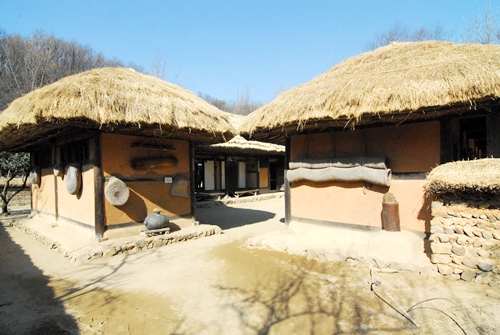 한국민속촌 안에 자리한 제8호 집은 평안북도 선천군 심천면 인두리 민가를 복원한 것이다