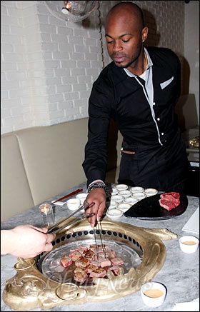 박진영씨가 뉴욕 맨해튼에 문을 연 한국식 고급 바베큐 레스토랑 '크리스털벨리'의 직원이 고기를 굽고 있다.