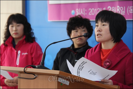  전국여성농민회총연합 경남연합은 8일 오전 경상남도청에서 기자회견을 열고 4.11총선을 대상으로 "총선에 대한 입장과 총선공약"을 채택할 것을 촉구했다. 이춘선 합천여성농민회 회장이 인사말을 하는 모습.