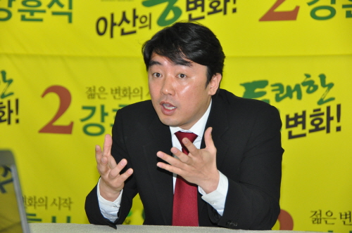 민주통합당 아산시선거구 강훈식 예비후보가 복기왕 아산시장의 관권선거의혹을 제기했다. 