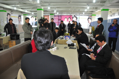 민주통합당 강훈식 예비후보가 복기왕 아산시장이 관권을 이용한 조직적인 선거개입을 했다고 주장했다.