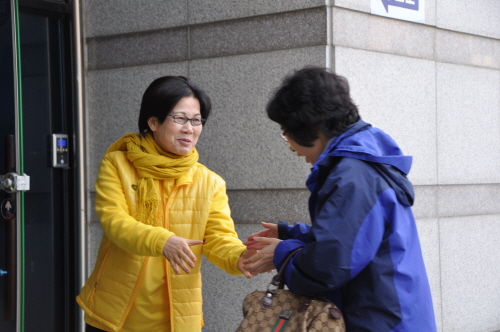 김선화 예비후보(사진 왼쪽)는 현재 아산시 선거관리위원회 입구에서 현장투표 선거인단을 만나며 끝까지 최선을 다할 것이라고 밝혔다. 