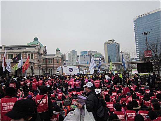 3·8 세계 여성의 날을 맞아 서울역에서 여성 노동자 대회가 열렸다. 전국각지의 여성 노동자들이 서울 광장을 가득 메웠다.
