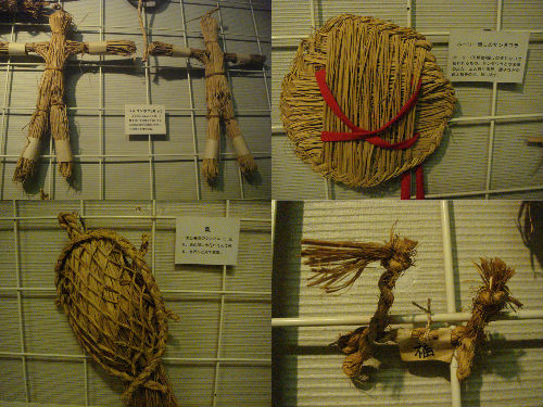 　　박물관에 전시된 볏짚으로 만든 공예품입니다. 예로부터 볏짚이나 새끼줄로 이런 물건을 만들었다는 것은 벼농사가 오래전에 이곳에 전해졌고, 볏짚을 신성하게 여기는 풍습이 전해졌다는 증거이기도 합니다.   