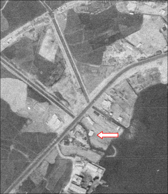 1972년 찍은 항공사진. 토드는 강원도 속초시 청학동 청조호 서북쪽에 자기가 살던 집이 있었다고 기억합니다. (사진화살표)
