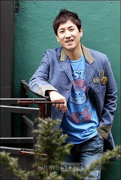  영화<화차>에서 문호 역의 배우 이선균이 5일 오후 서울 신문로의 한 카페에서 오마이스타와 인터뷰를 하기에 앞서 포즈를 취하고 있다.