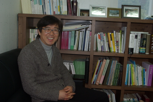 2006년부터 안성에서 대안학교를 꾸려나오고 있는 김종수 교장. 올 1월부터 현재 위치에 새로운 보금자리를 마련하고, 학생들과 함께 새로운 평화학교를 만들어 가고 있다. 