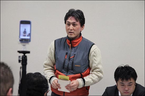 지난 1월 13일, 후쿠시마시를 방문한 외국의 핵 관련 전문가 및 활동가들에게 후쿠시마의 실태와 어린이에게 필요한 대책에 대하여 설명하고 있는 요시노 히로유키씨. 