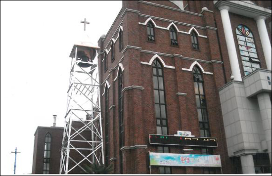 진주교회는 3.1운동 당시 '신호용 종소리' 역할을 했던 종탑을 복원해 오는 15일 복원식을 갖고, 18일 낮 12시 타종식을 갖는다.