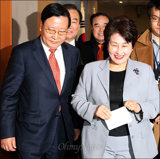 4.11 총선 새누리당 공천에서 탈락한 전여옥 의원이 9일 오전 국민생각 입당을 선언한 뒤 박세일 대표와 함께 국회 회견장을 나서고 있다.