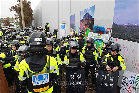 해군이 해군기지 건설을 위한 구럼비 바위 지역의 발파를 사흘째 강행하고 있는 가운데, 9일 오전 제주도 서귀포시 강정마을 해군기지 공사 현장에서 해군기지 반대하는 목사와 신부, 활동가들이 건설현장에 둘러쳐진 펜스를 뚫고 기습 점거시위를 벌이자, 경찰들이 현장을 에워싸고 출입을 통제하고 있다.