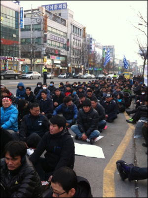 3월 7일 전북노동위원회 앞에서 열린 불법파견 정규직화 결의대회 모습