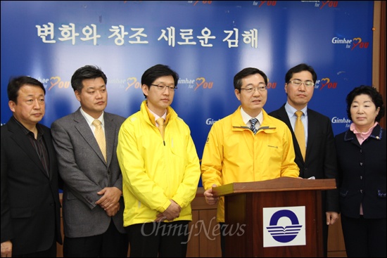 시민참여경선을 통해 민주통합당 총선 후보로 선출된 김경수(가운데 왼쪽), 민홍철(가운데 오른쪽) 예비후보가 9일 김해시청에서 기자회견을 열고 소감을 밝혔다.